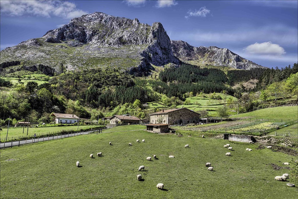20190531081740-senderismo-en-el-pais-vasco-amboto-gorbea-y-aizcorri